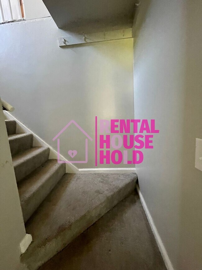 Building Photo - ~3 BEDROOM | 1 BATH | FREE PRE SCREEN