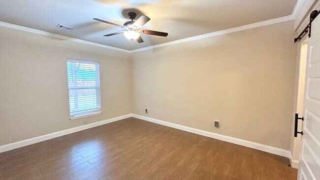 Building Photo - Stunning Cumming Executive Home, Hand Scraped Hardwoods, Custom Upgrades!