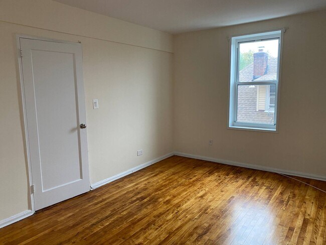 Building Photo - 88-10 35th Ave