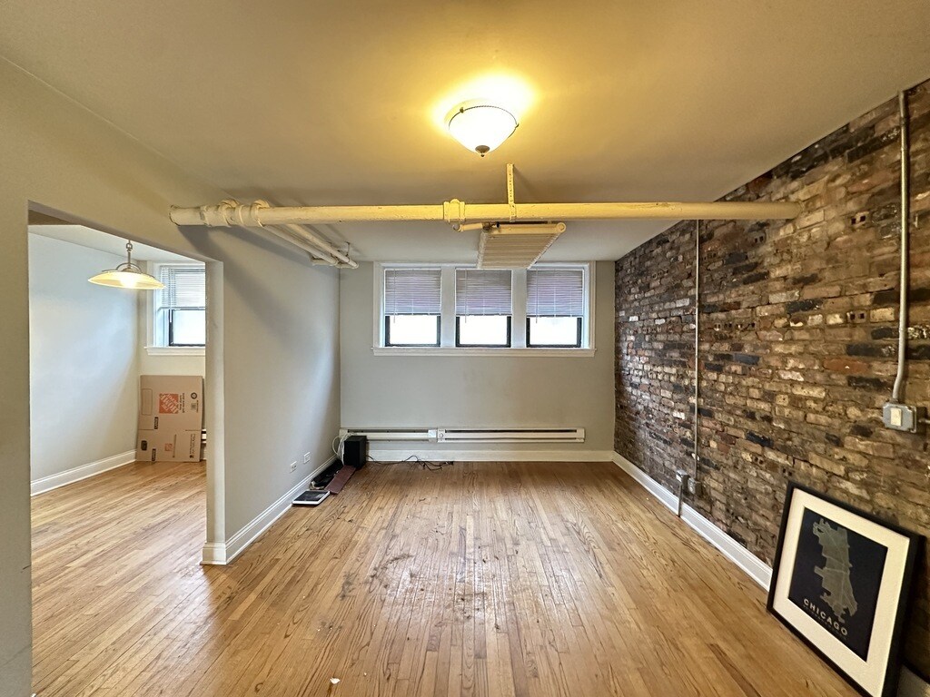 Building Photo - 728 W Addison St