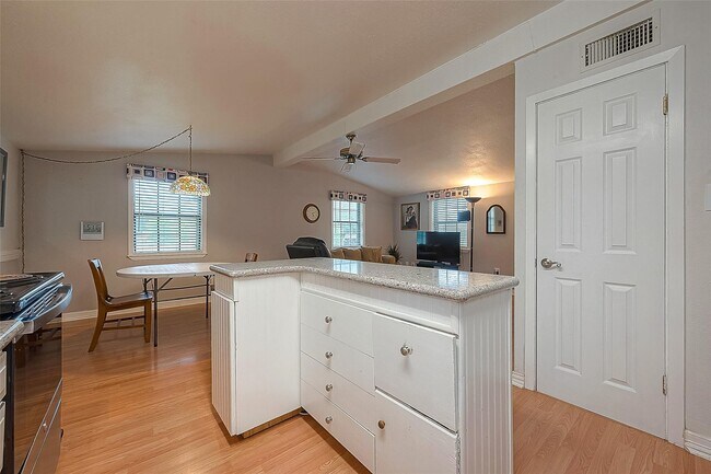 Building Photo - 2520 Richmond St