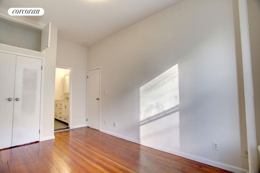 Building Photo - 83 W Washington Pl