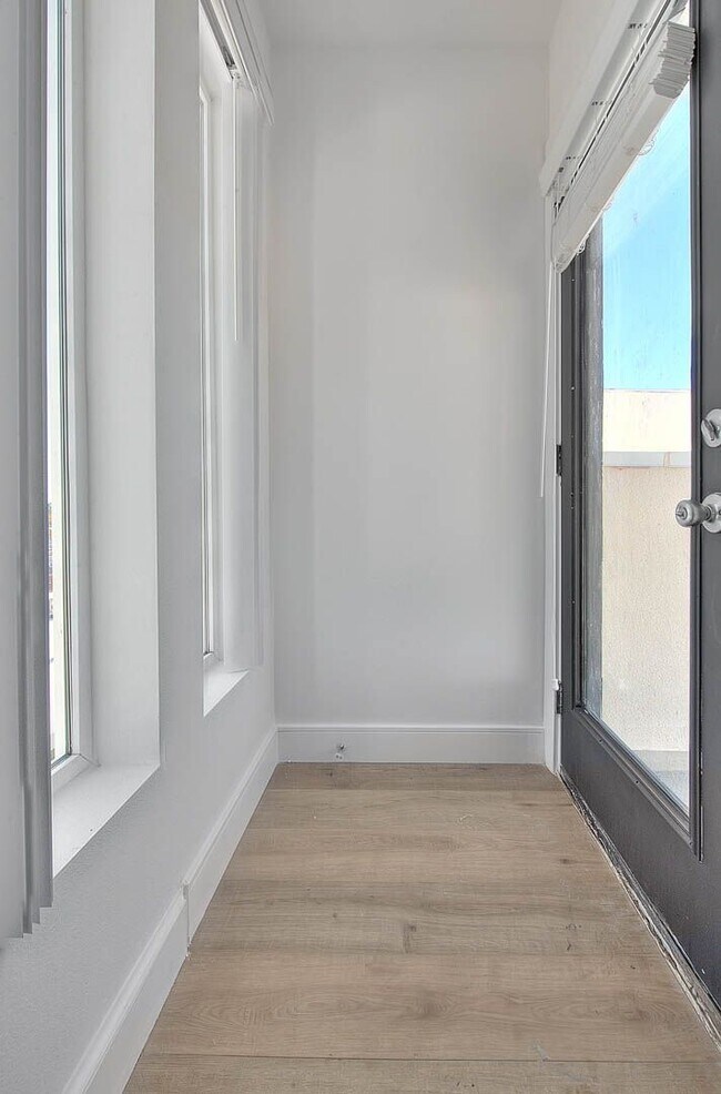 Building Photo - Luxury 2 & 4 Bed Townhomes in NoHo!