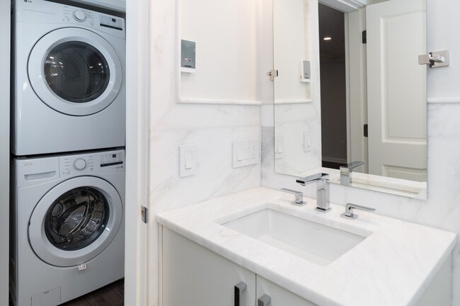 Building Photo - 1 School St