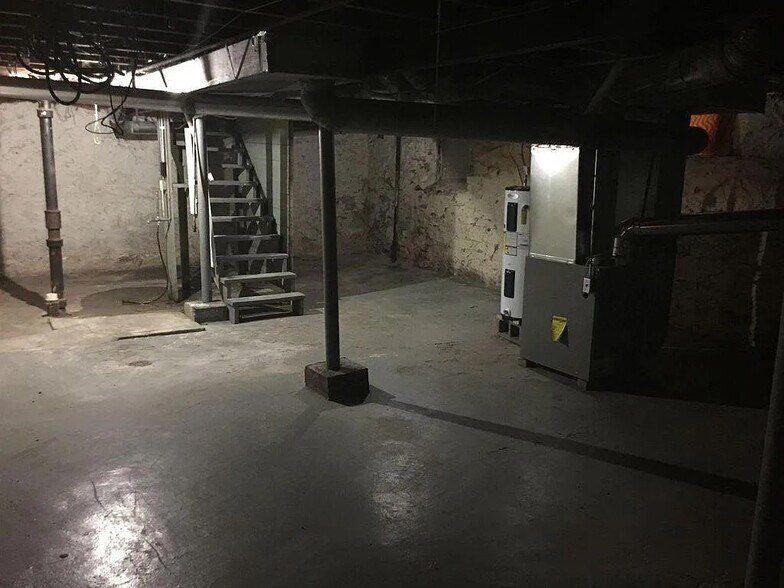 Building Photo - 5836 Euclid Ave