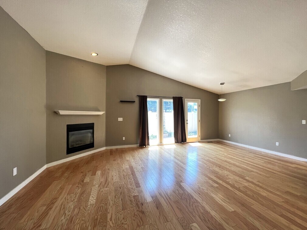 Building Photo - 3098 S Cadet Ln