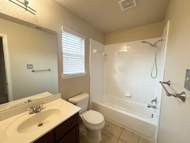 Building Photo - 4 Bedroom / 3.5 Bathroom beautiful house f...