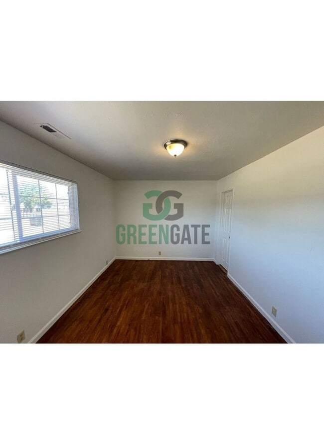 Building Photo - BEAUTIFUL 3 BEDROOM 2 BATH HOME MOVE IN RE...