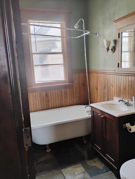 Building Photo - 1407 Girard Ave N