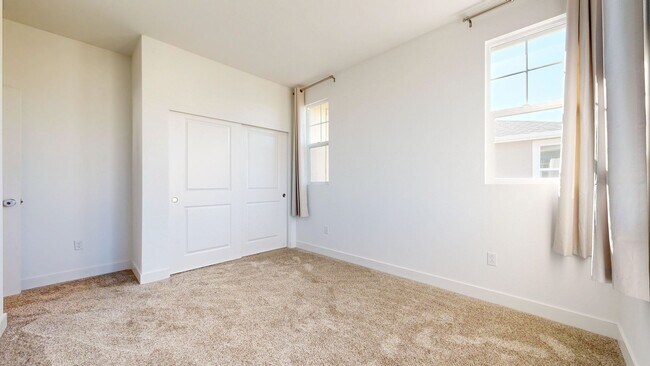 Building Photo - Bright & Beautiful 4 Bedroom 3 Full Bathroom Home!