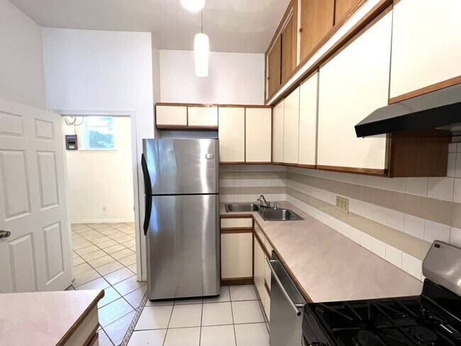 Building Photo - August 2026 Pre-Lease! One Bedroom on the Hill