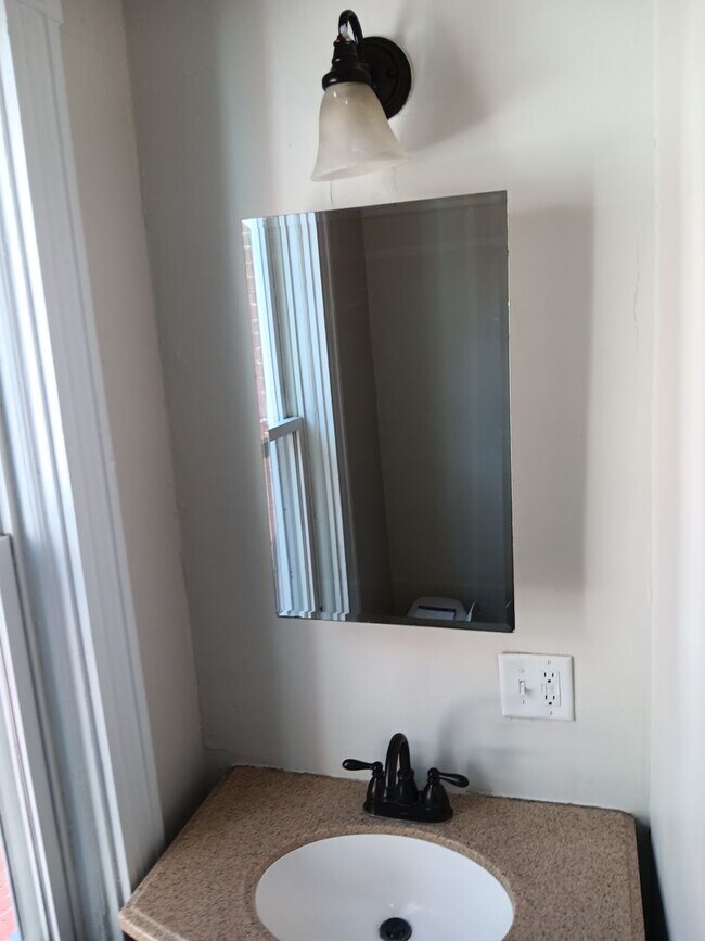 Building Photo - Charming 3BR Townhouse in Cabbage Hill - Section 8 Approved!