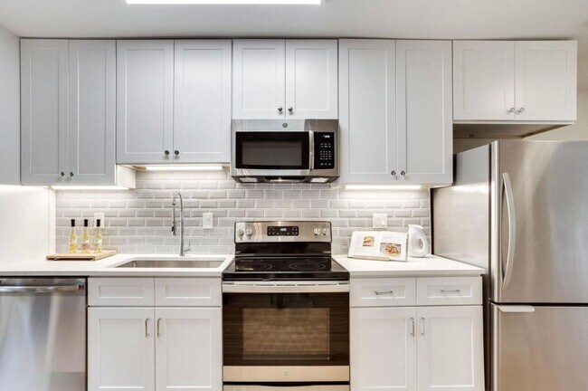 Building Photo - Sunny 2-Bedroom + Den  in SW Waterfront! - Parking included