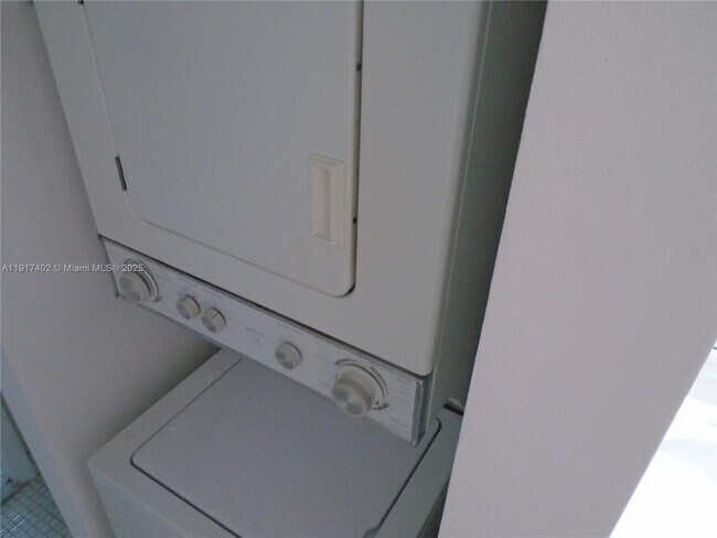 Building Photo - 4174 Inverrary Dr