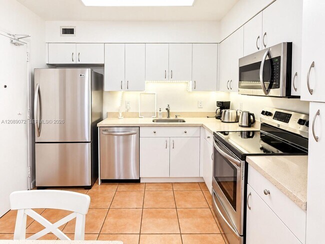 Building Photo - 5161 Collins Ave