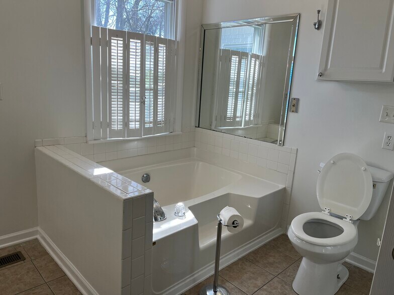 Great soaking tub in master bath - 2101 Jade Dr