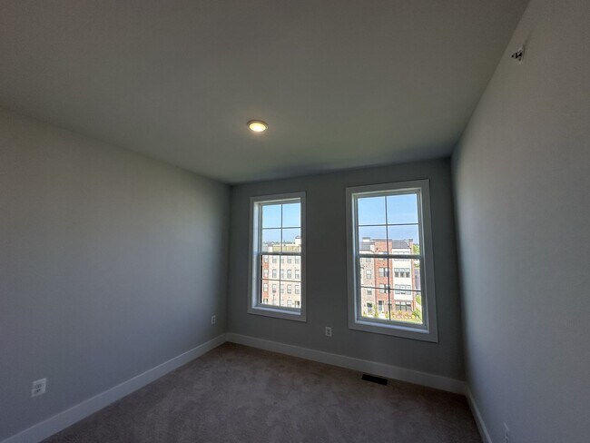 Building Photo - For Rent: Luxurious Short Pump Condo at Ga...