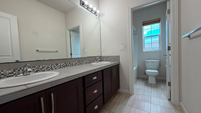 Building Photo - Spacious 4-Bed Home with Loft & Covered Patio in North Creek