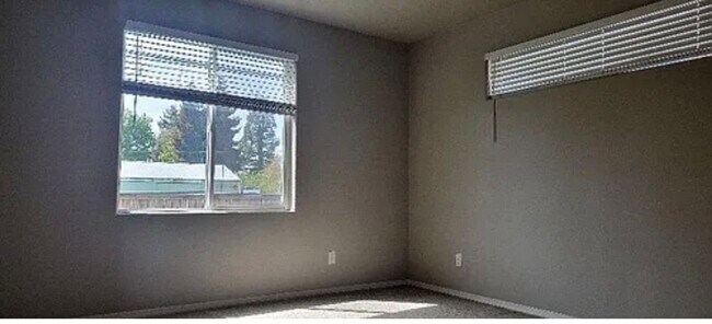 Building Photo - 544 SE Casting St