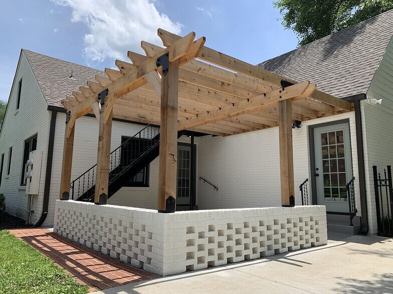 Building Photo - 200 1st Ave