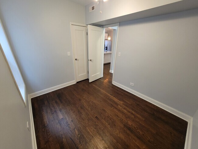 Building Photo - 4849 N Sawyer Ave