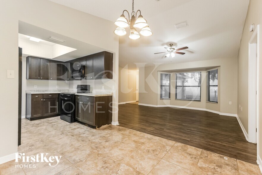 Building Photo - 7989 Sioux Ln