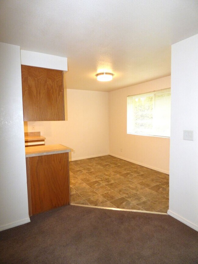 Building Photo - Rent Special: FREE First Full Month's Rent - 2 Bedroom 1 Bath Unit NE Salem!