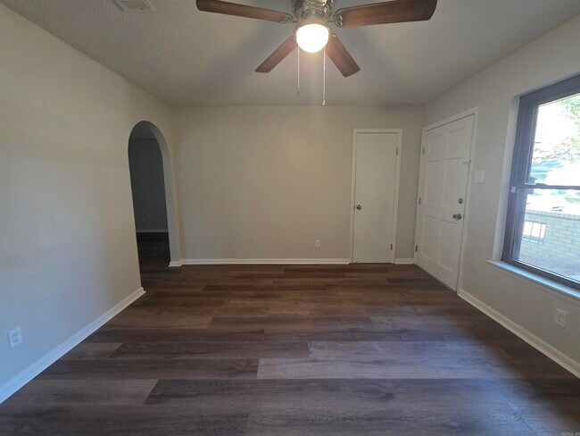 Building Photo - 5716 Woodridge Ln