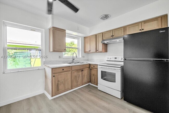 Building Photo - 2423 Jeffcott St