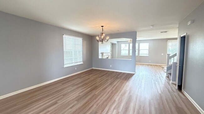 Building Photo - 4 bed 2.5 bath Single Family Home