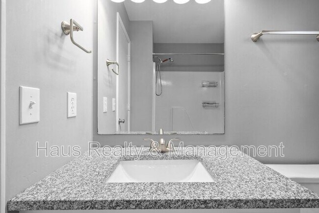 Building Photo - 830 Iris Ln