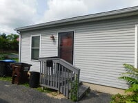 Building Photo - Ranch Style Private Entry Duplex