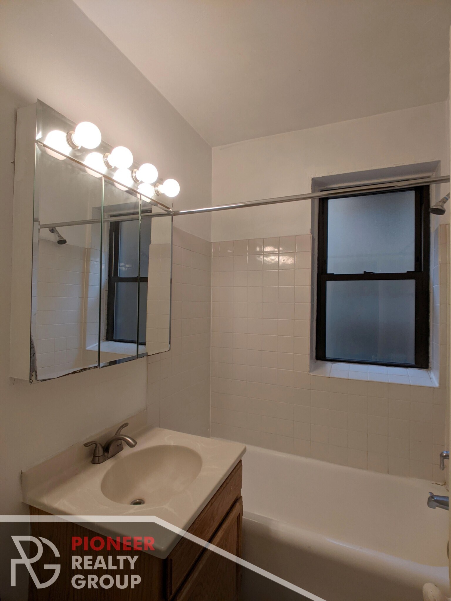 Building Photo - 711 W Belmont Ave