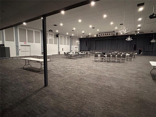 Building Photo - 215 Lakeview Dr