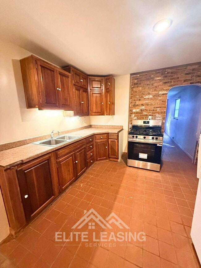 Building Photo - 4 Bedroom | 2 Bathroom Home – Spacious and...