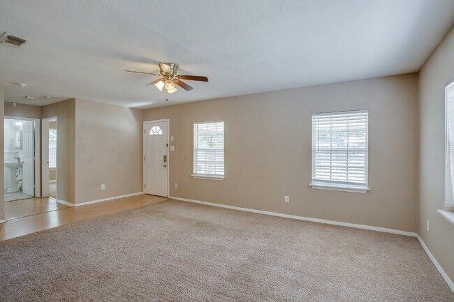Building Photo - Large 4 bedroom in Tech Terrace ready to c...