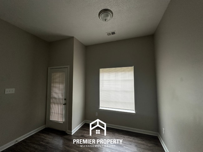 Building Photo - Modern Cordova Cove Living | 3BR/2BA with High Ceilings, Stone Fireplace & Garage