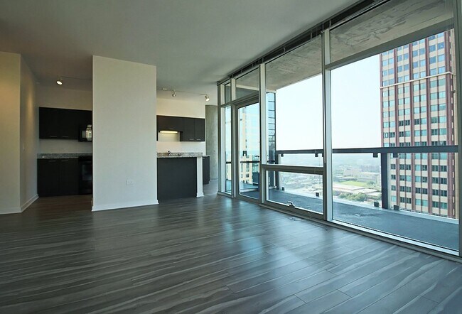 Building Photo - 799 N La Salle Dr