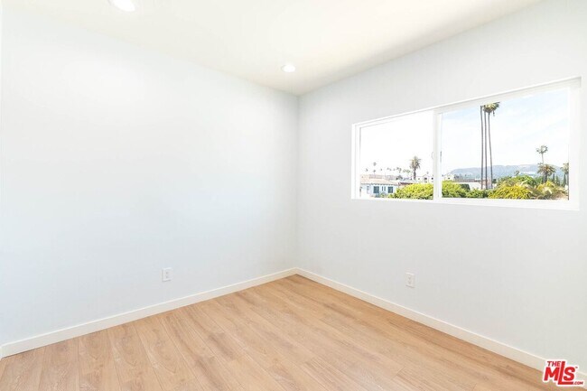 Building Photo - 756 N Ridgewood Pl