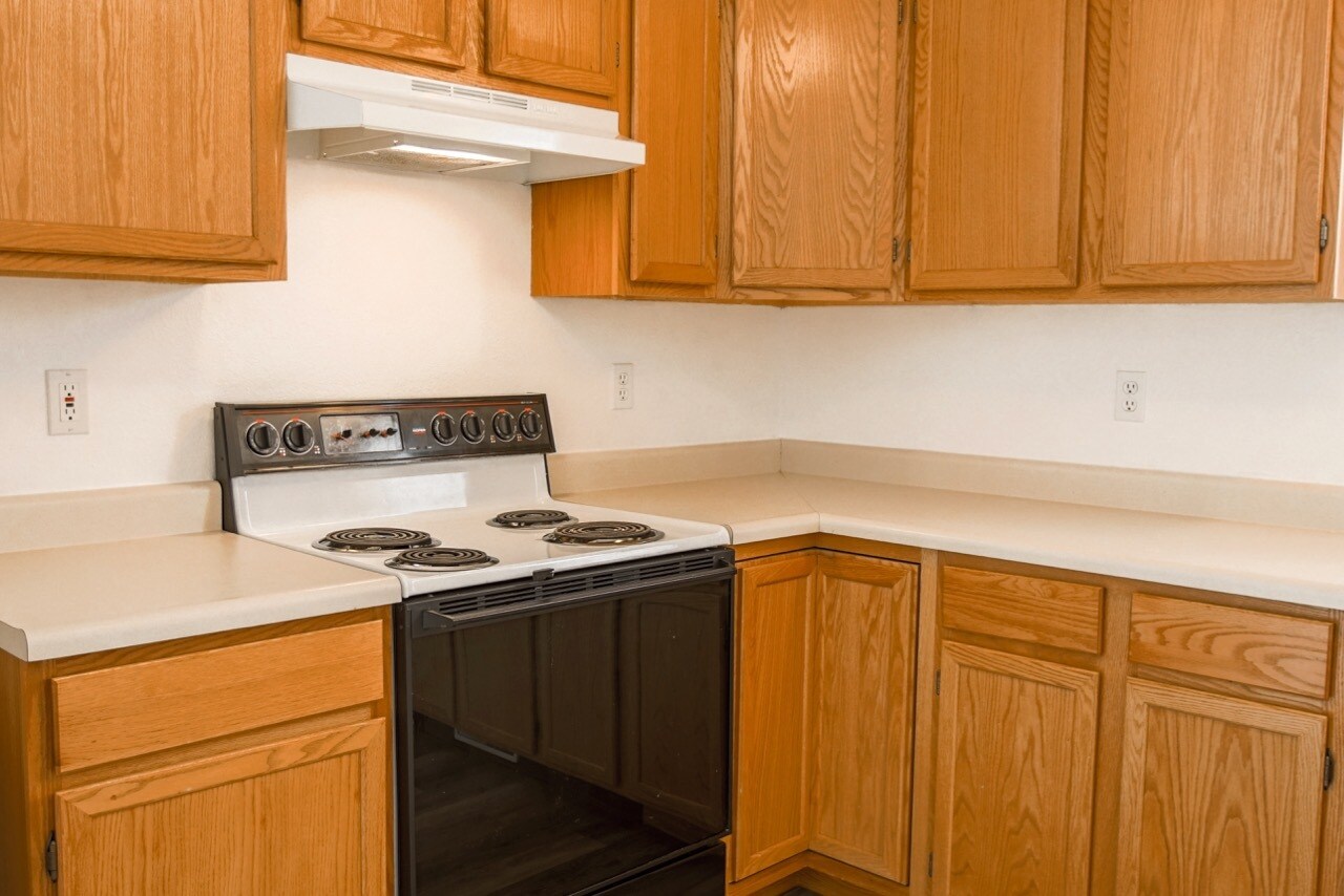 Kitchen - 414 W Babcock St, Unit 1