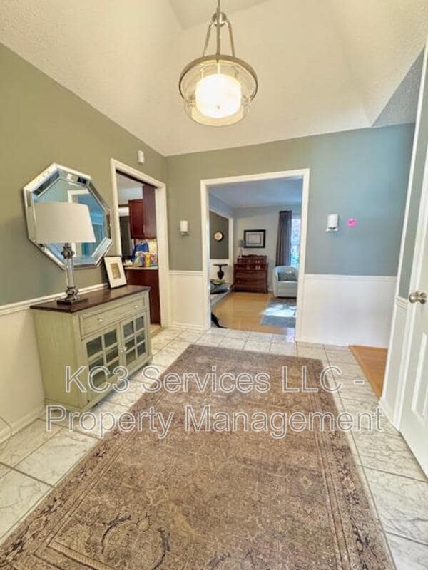 Building Photo - 615 E 101st Terrace