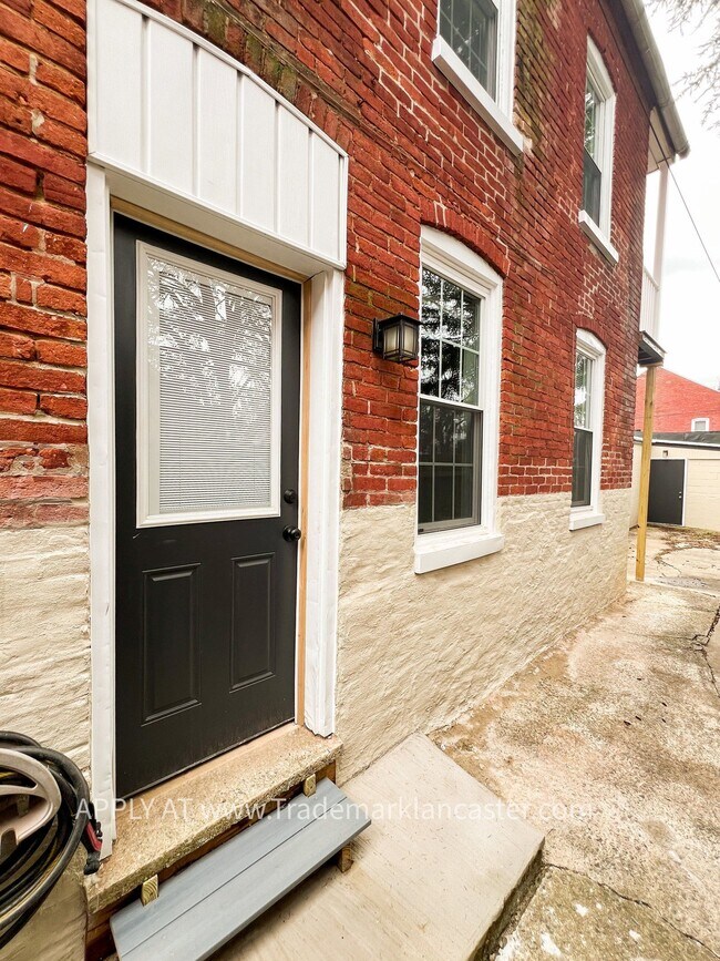 Building Photo - 432 W Lemon St