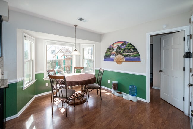 Building Photo - GORGEOUS 5 BEDROOM HOME LOCATED IN SALEM W...