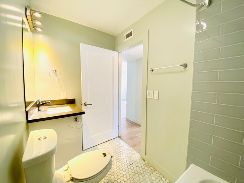 Building Photo - 1535 N Kenmore Ave