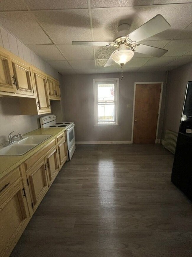Building Photo - 3 bedroom 1 bathroom