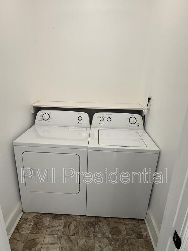 Building Photo - 600 N 21st Ave