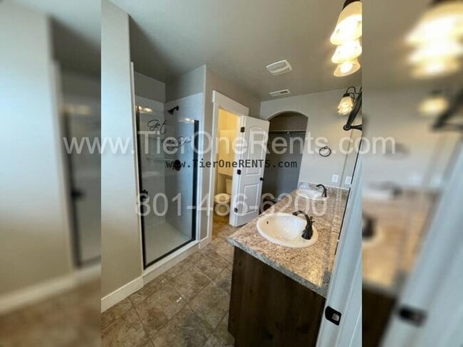 Building Photo - No deposit option for qualified renters with Obligo!