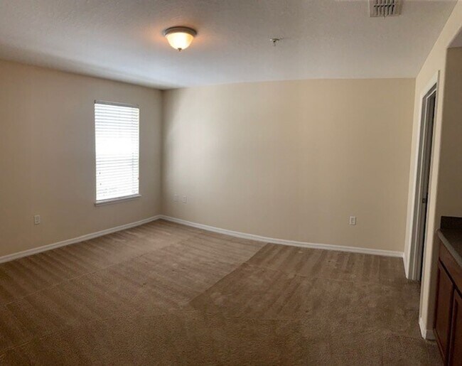 Building Photo - 3-story, 3/3.5, updated, townhome in the h...