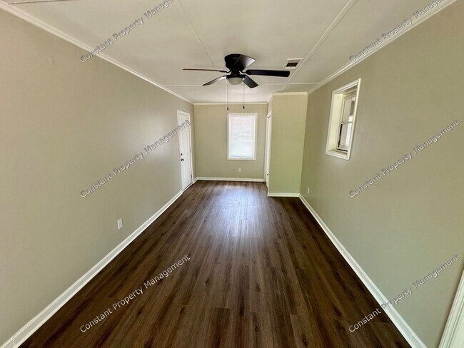 Building Photo - Elegant Elkin!