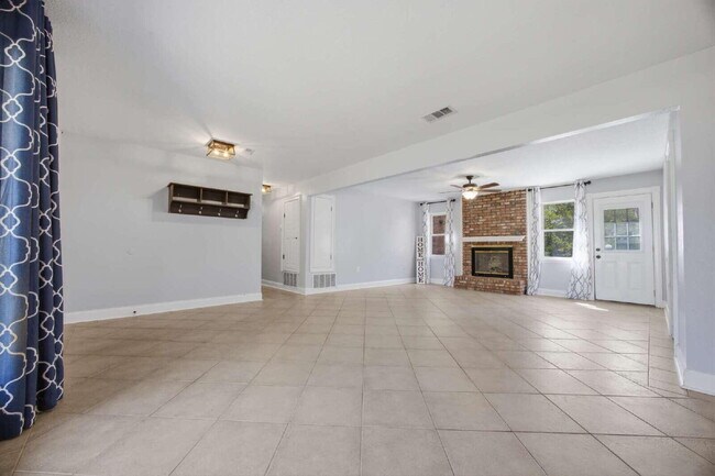 Building Photo - 157 Country Club Rd